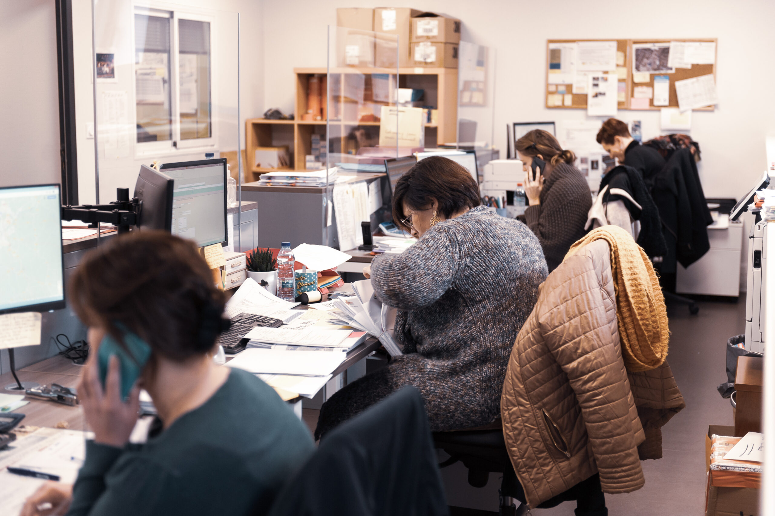 Persona revisando documentos